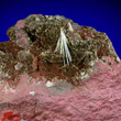 Millerite on Stilpnomelane